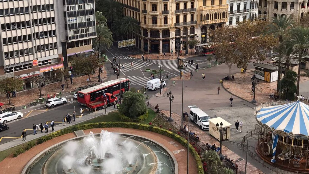 Los autobuses circula por la plaza del Ayuntamiento con la llegada de las nuevas líneas al centro de Valencia