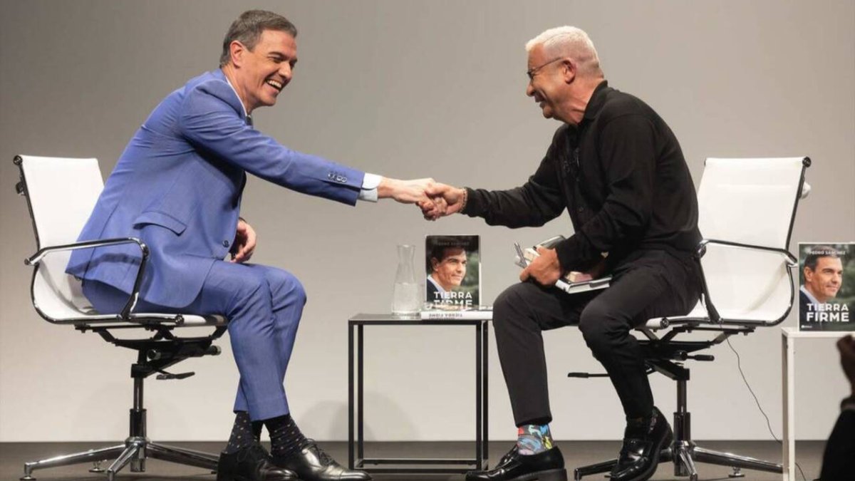 Pedro Sánchez junto al periodista Jorge Javier Vázquez presentando su libro