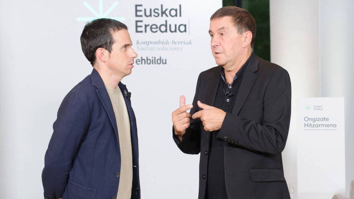 Pello Otxandiano con Arnaldo Otegi