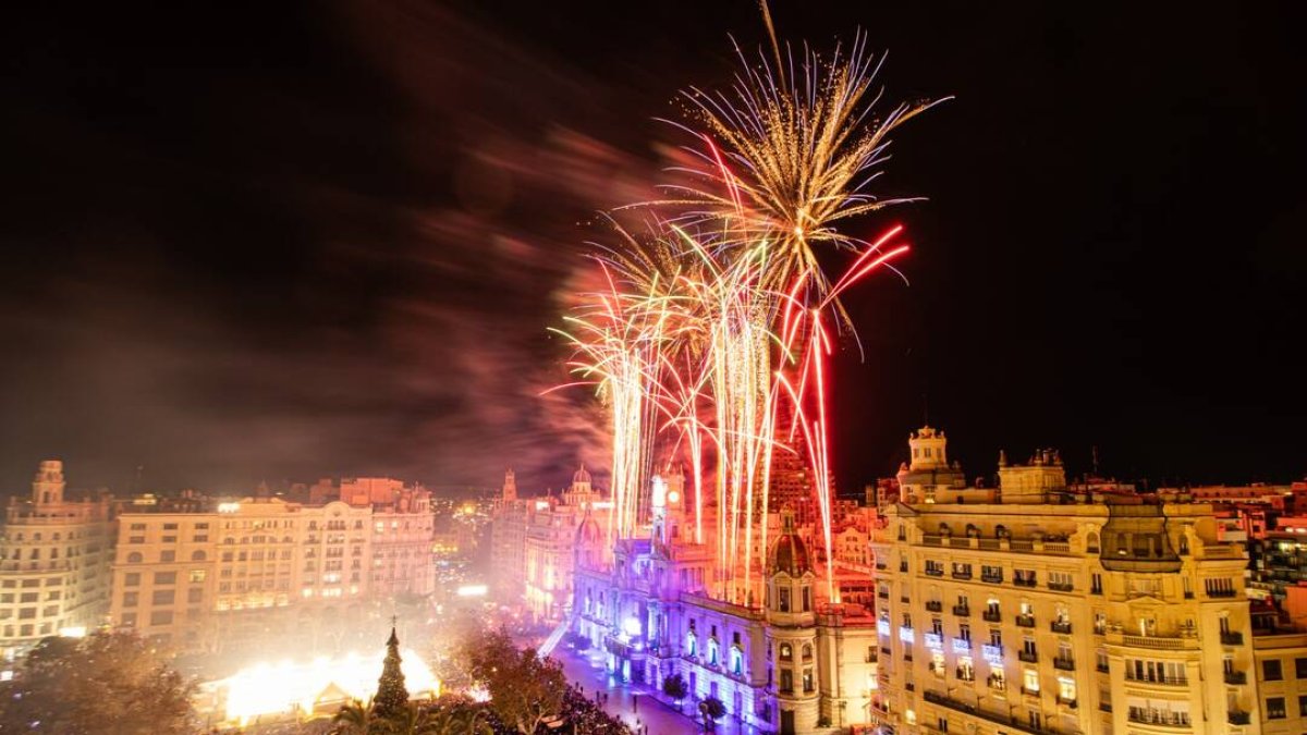 Gran espectáculo para iniciar el 2024 en la plaza del Ayuntamiento de Valencia.