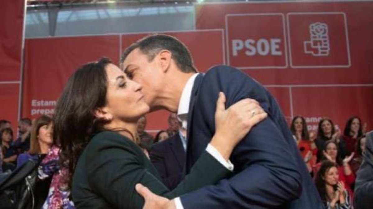 Andreu recibe el beso de Sánchez en un mitin del PSOE.