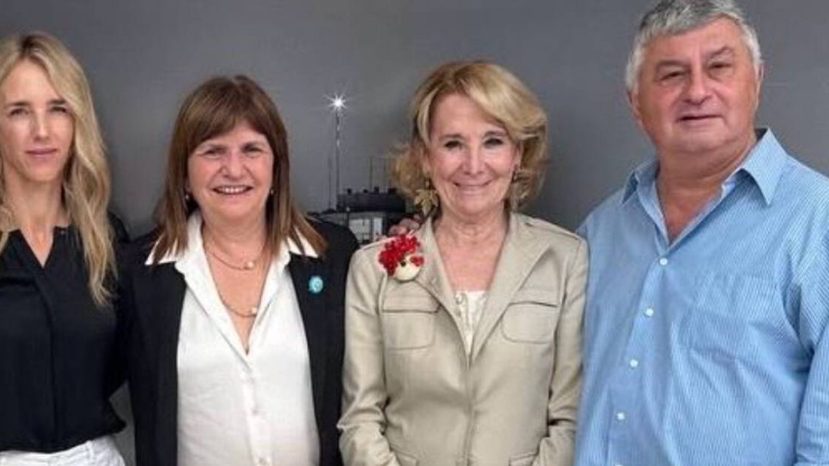 Esperanza Aguirre con Patricia Bullrich y Cayetana Álvarez de Toledo en la toma de posesión de Milei