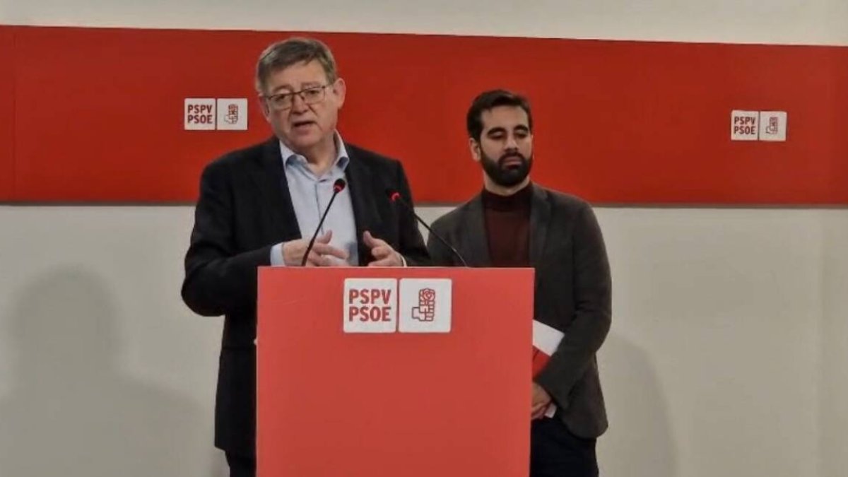 El secretario general del PSPV, Ximo Puig, junto al síndic, Jose Múñoz.