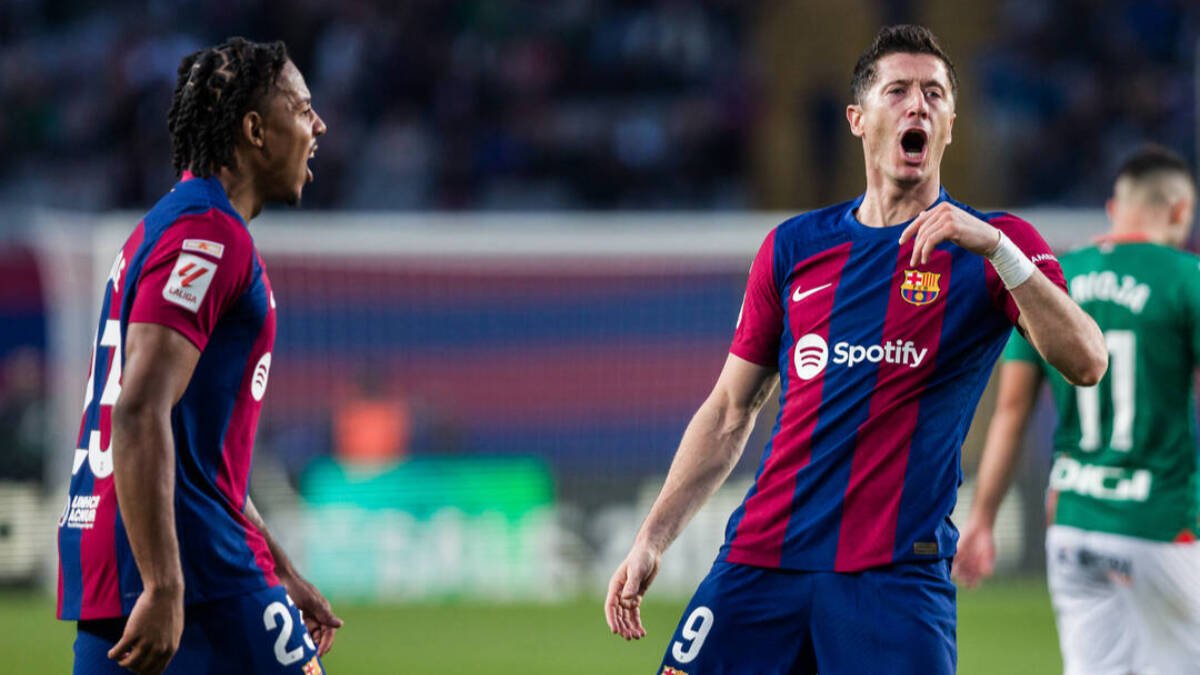 Lewandowski, junto a Koundé, en la celebración de su primer gol.