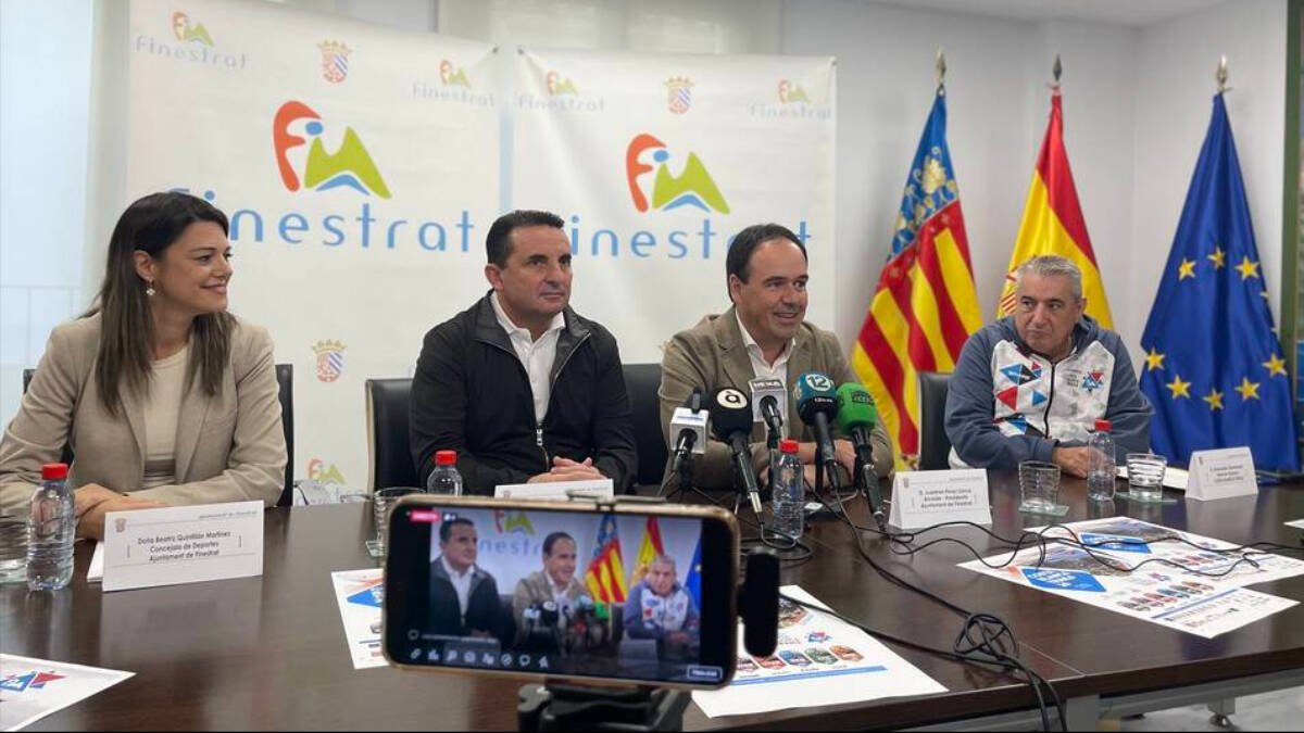 Bea Quintillán, Concejala de Deportes y Seguridad del Ayuntamiento de Finestrat, Bernabé Cano, diputado provincial de Deportes, Juan Fran Pérez, alcalde de Finestrat y el director técnico de la prueba Romualdo Doménech.