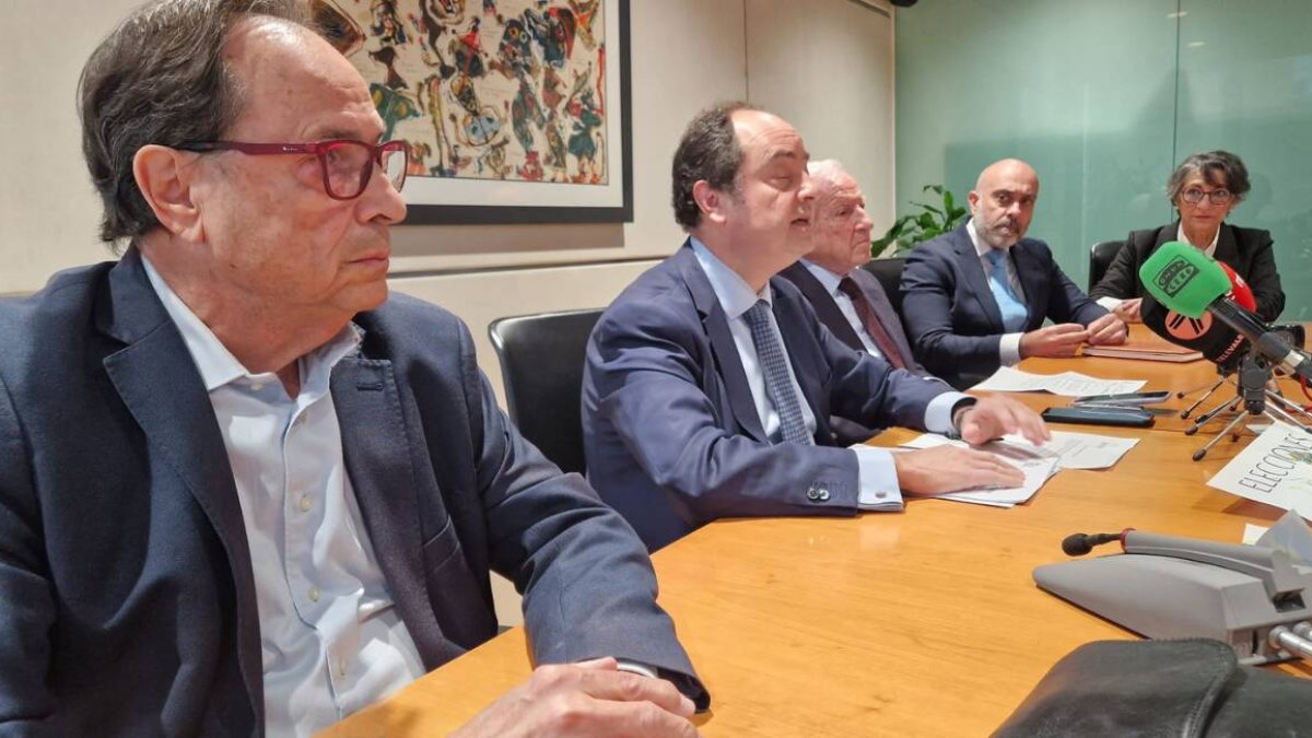 El presidente de Juristes Valencians, José Ramon Chirivella, acompañado por el expresidente del Tribunal Constitucional, Pascual Sala; el catedrático de Economía y exconseller de Hacienda, Vicent Soler, y el decano del Ilustre Colegio de Abogados de Valencia (ICAV), José Soriano