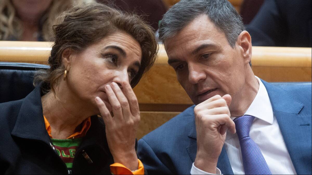 El presidente del Gobierno, Pedro Sánchez, habla con la vicepresidenta primera María Jesús Montero durante una sesión en el Senado.