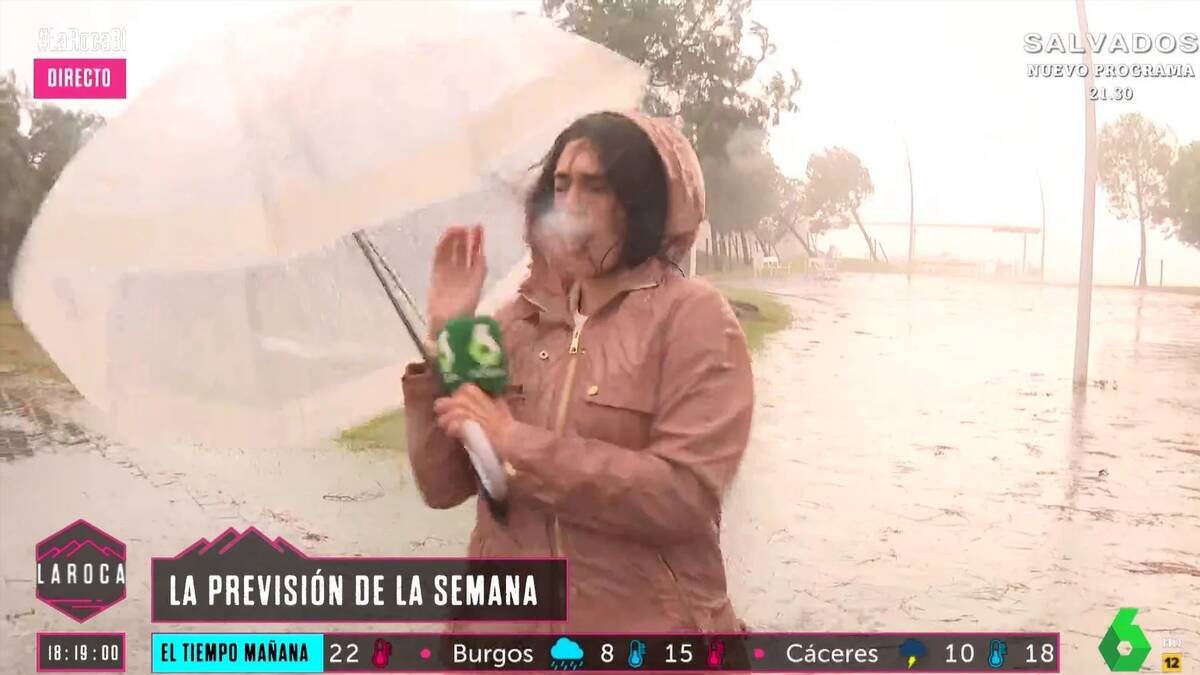 Carla Álvarez, durante su conexión en La Sexta y antes de perder el paraguas por el viento.