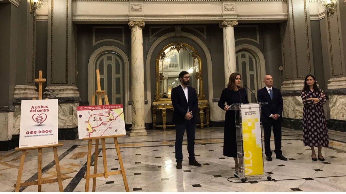 María José Catalá, alcaldesa de Valencia, Jesús Carbonell, concejal de Movilidad, y Manuel Martínez Grau, director general de la EMT.