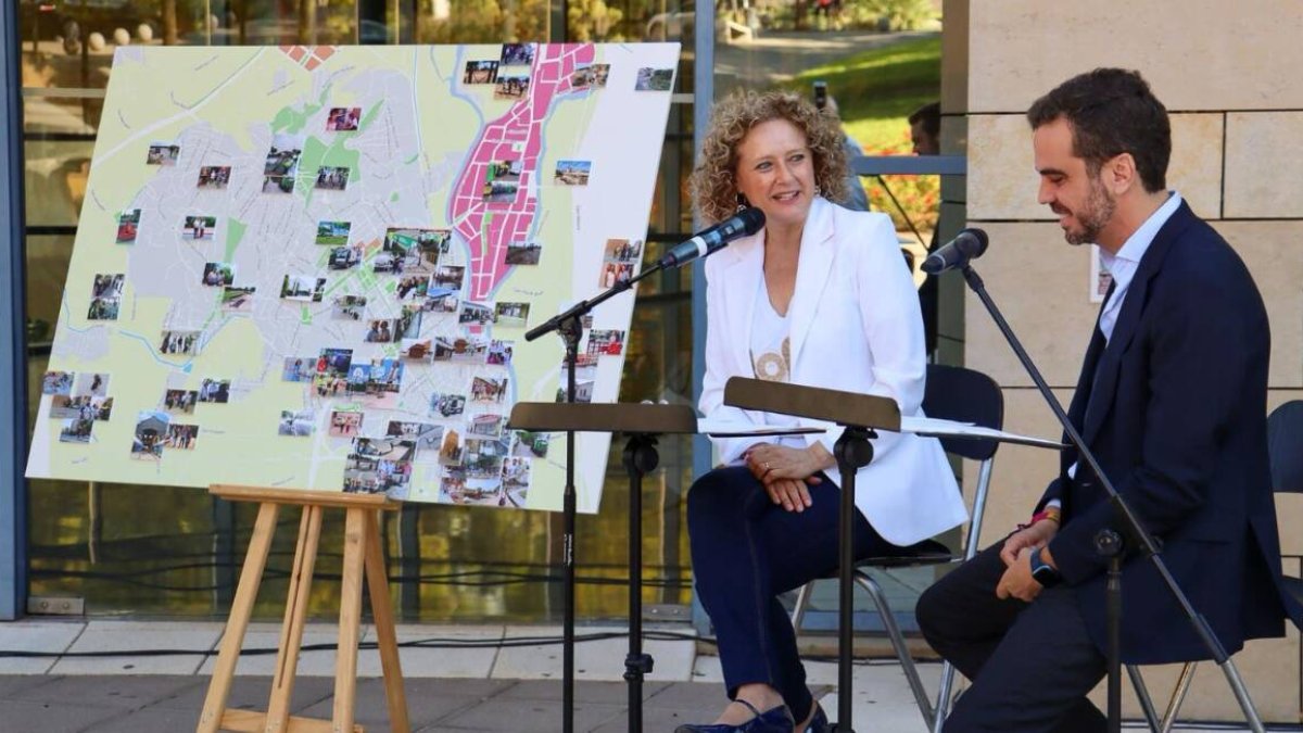 La alcaldesa de Torrent, Amparo Folgado (PP), junto al primer teniente de alcalde, Guillermo Alonso del Real (Vox), durante la rueda de prensa celebrada para hacer balance de los cien primeros días de Gobierno - AYUNTAMIENTO DE TORRENT