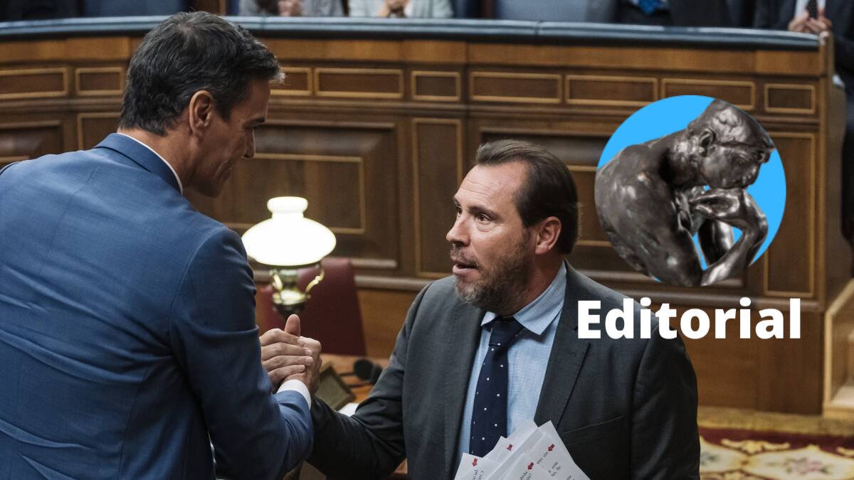 Pedro Sánchez da la mano a Óscar Puente, al que envió en su lugar a dar las réplicas a Feijóo en el debate de investidura.