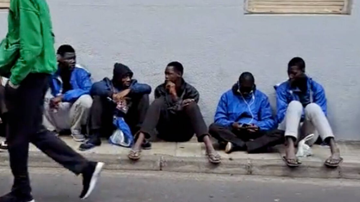 Inmigrantes tirados en una calle de Tenerife