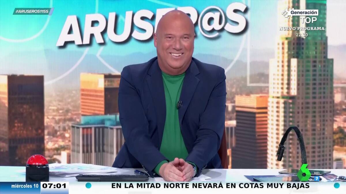 Alfonso Arús no puede controlar su ataque de risa en directo.