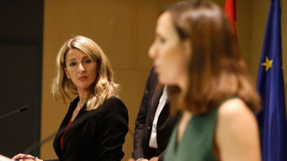 La líder de Sumar, Yolanda Díaz, y la diputada de Podemos, Ione Belarra.