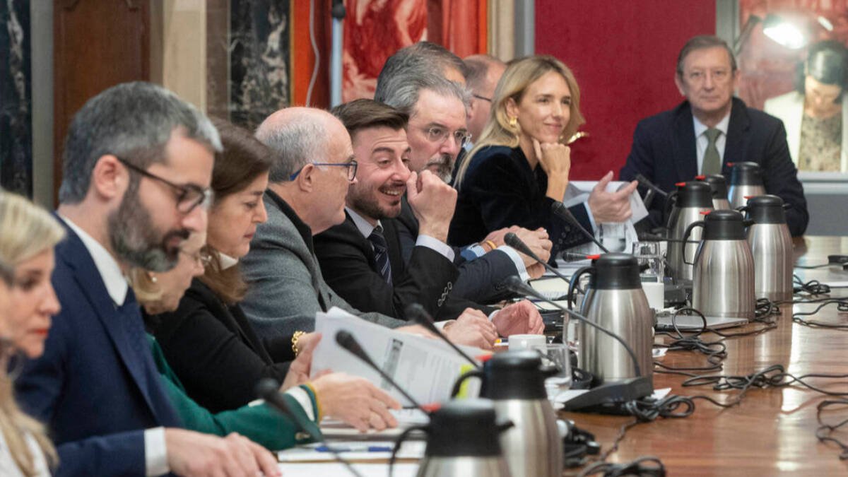 Cayetana Álvarez de Toledo con la Comisión de Venecia