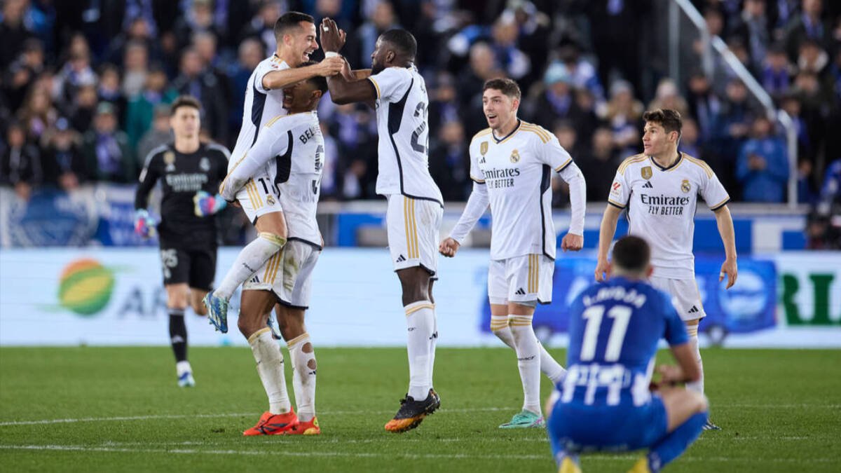 Lucas Vázquez celebra su gol al Alavés