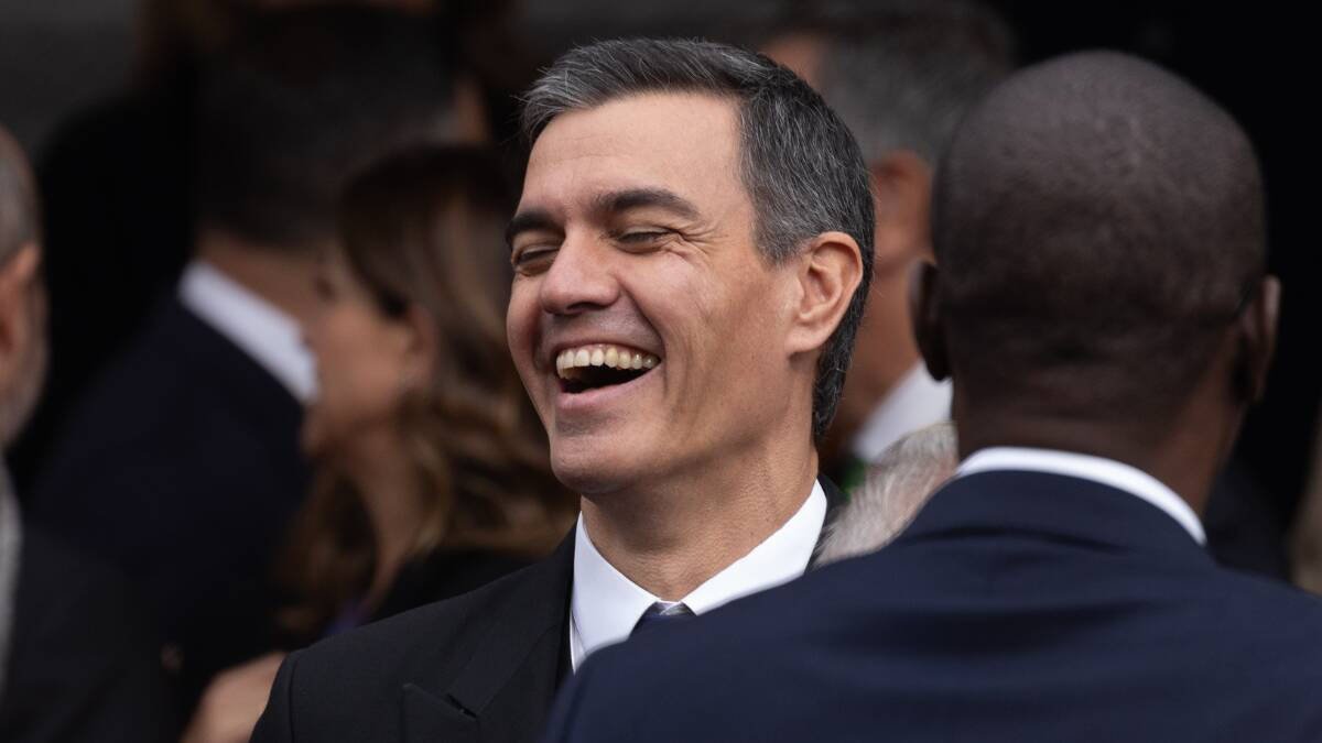 El presidente del Gobierno en funciones, Pedro Sánchez, ríe a su salida del acto de jura de la Constitución ante las Cortes Generales.