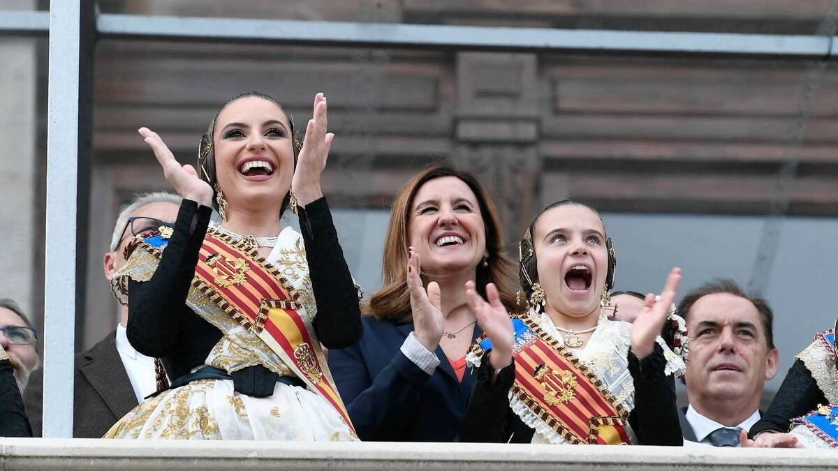 La alcaldesa María José Catalá con las falleras mayores durante una masclaetà.