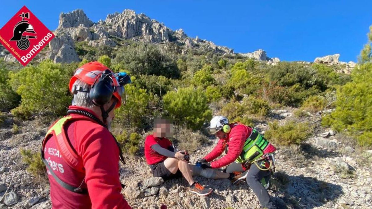 Momento en el que el corredor está siendo intervenido por los bomberos.