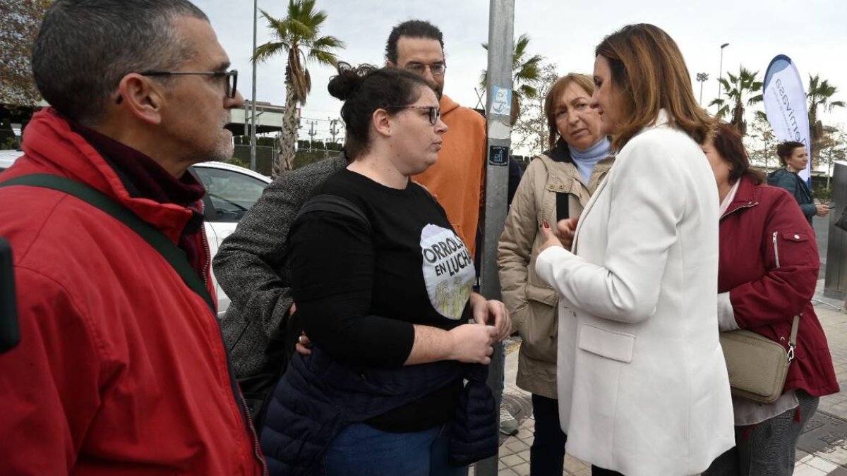 María José Catalá hablando con los vecinos del barrio de Orriols