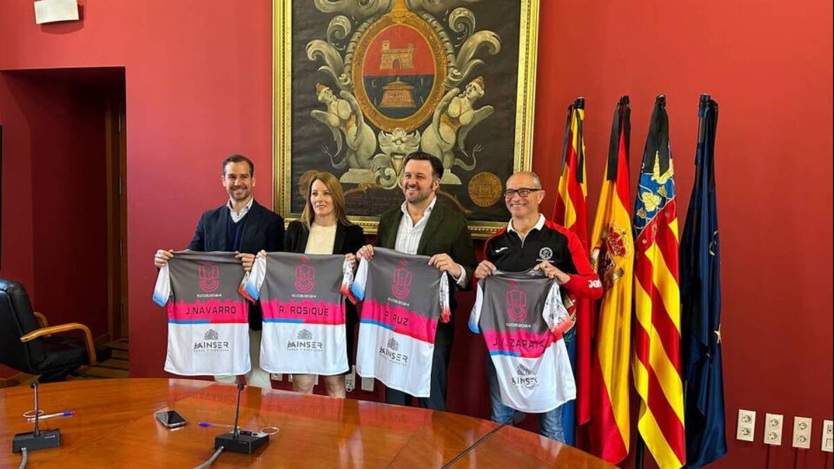 De izq. a drcha. José Navarro edil de deportes, Raquel Rosique presidenta de la Fundación del Deporte ilicitano, Pablo Ruz alcalde de Elche y José Valeriano Zapata presidente del Club Atletismo Elche Decathlon