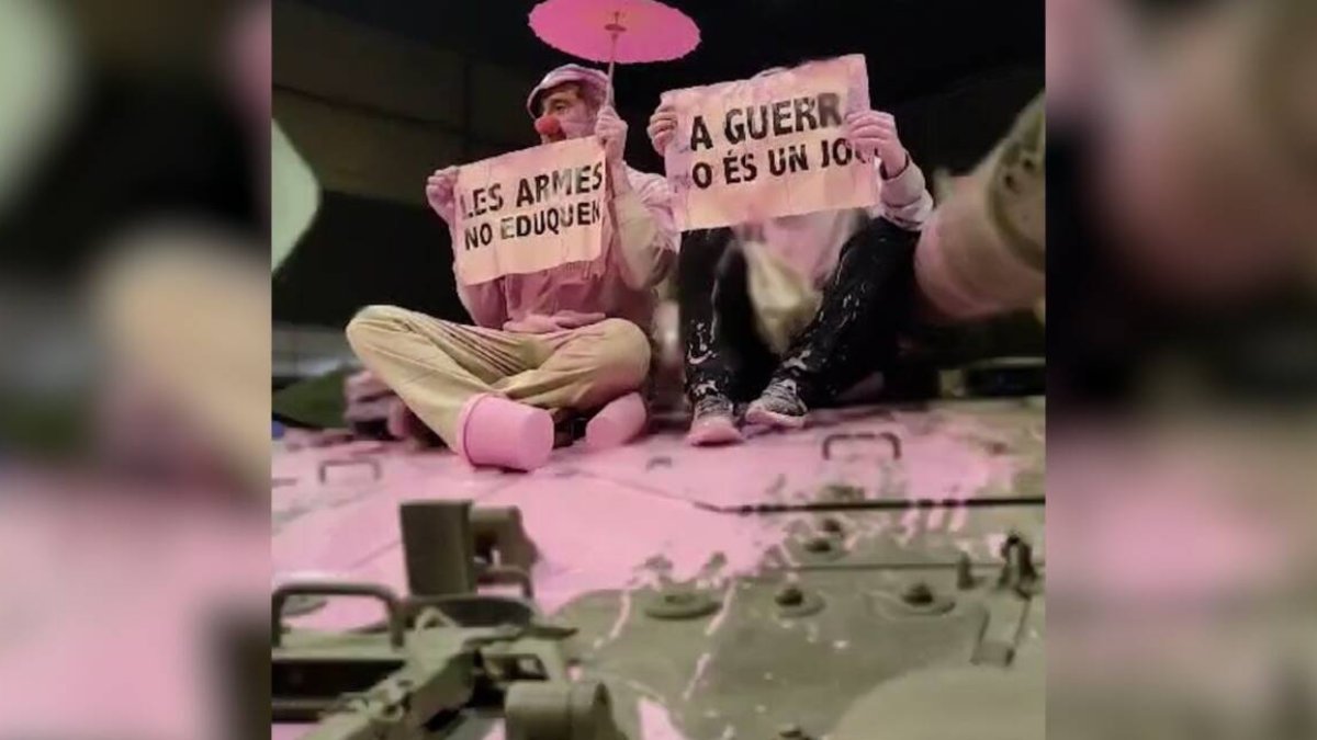 Antimilitares protestan contra la presencia del Ejército en Expojove manchando un tanque de pintura