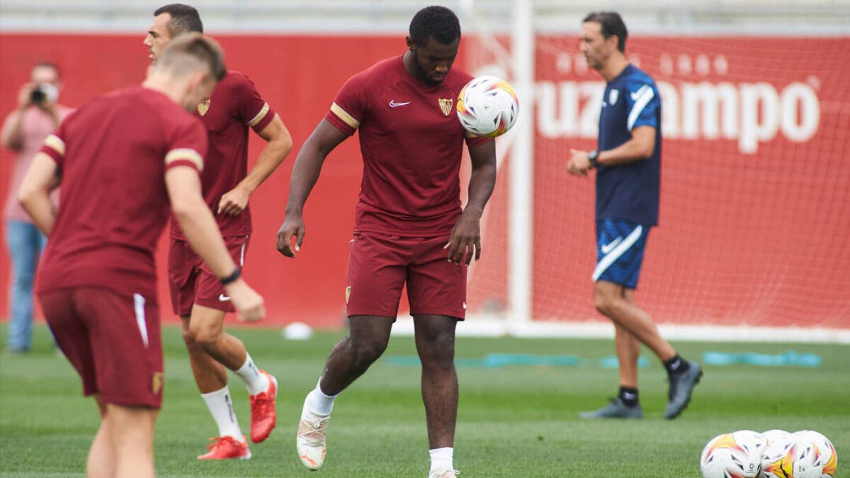 Joris Gnagnon, durante un entrenamiento con el Sevilla