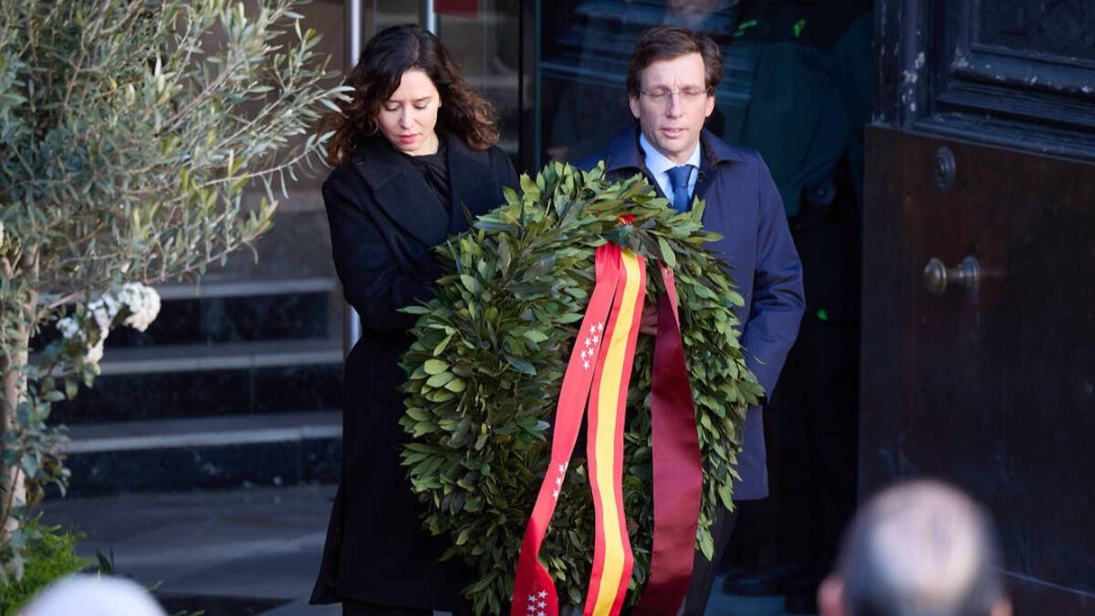 Ayuso y Almeida con una corona de flores a las víctimas del 11M