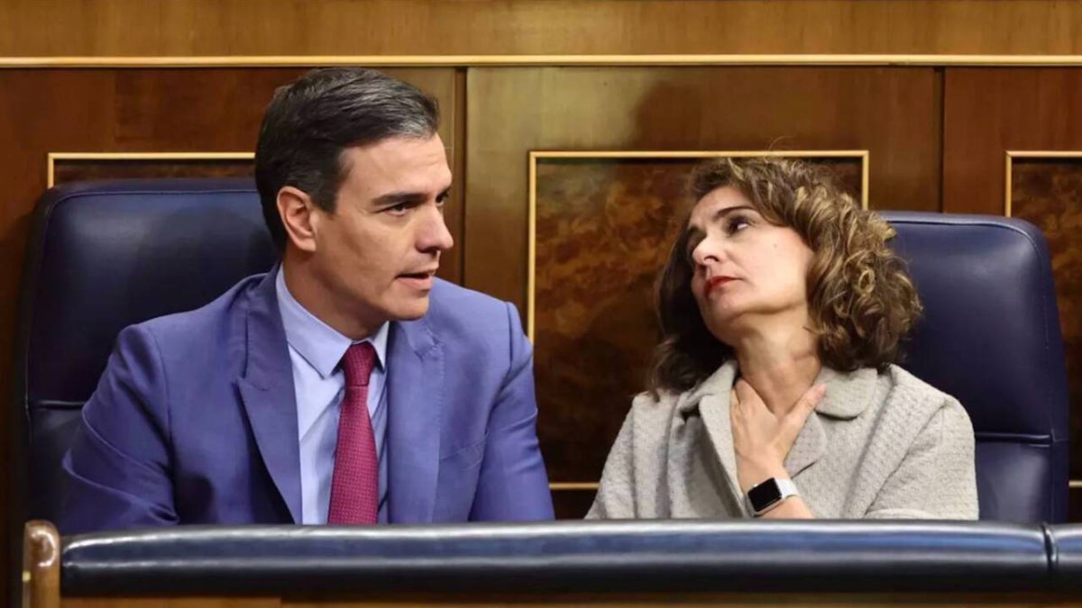 Pedro Sánchez junto a María Jesús Montero