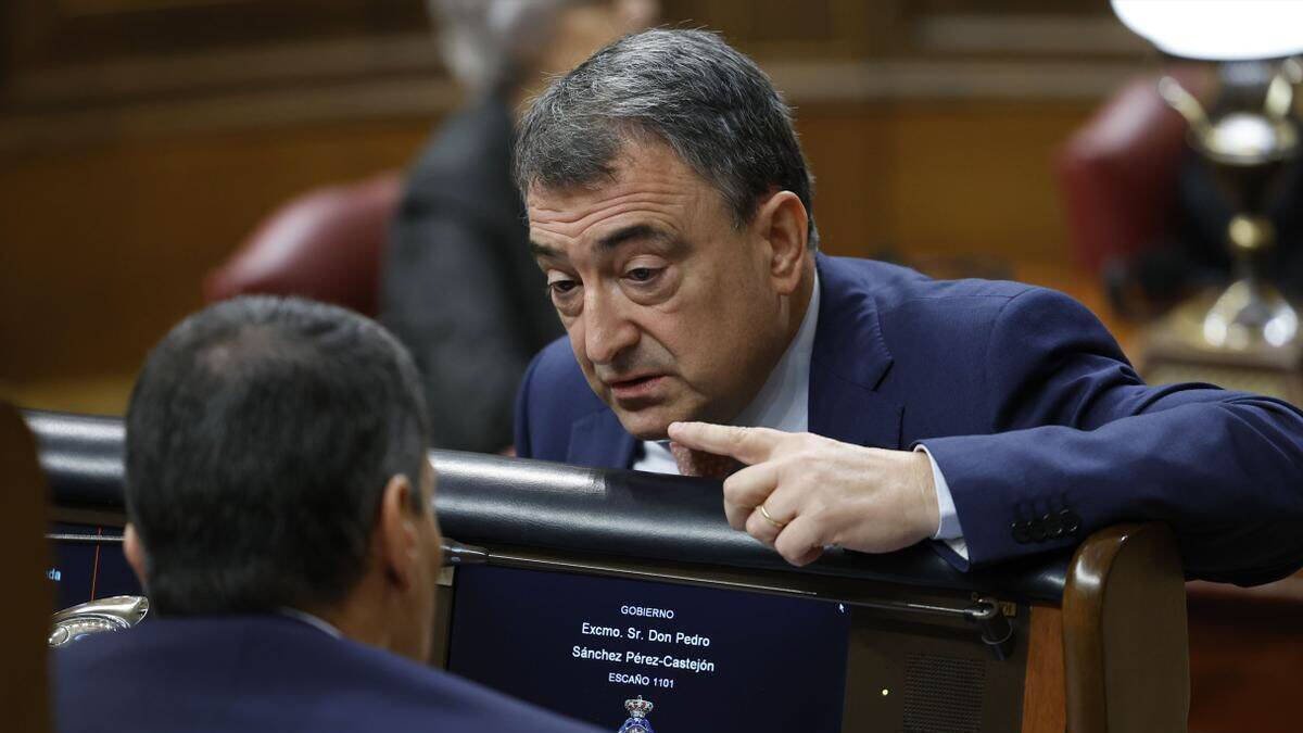 El portavoz del EAJ-PNV, Aitor Esteban, charla con el presidente del Gobierno y líder del PSOE, Pedro Sánchez, en el Congreso.