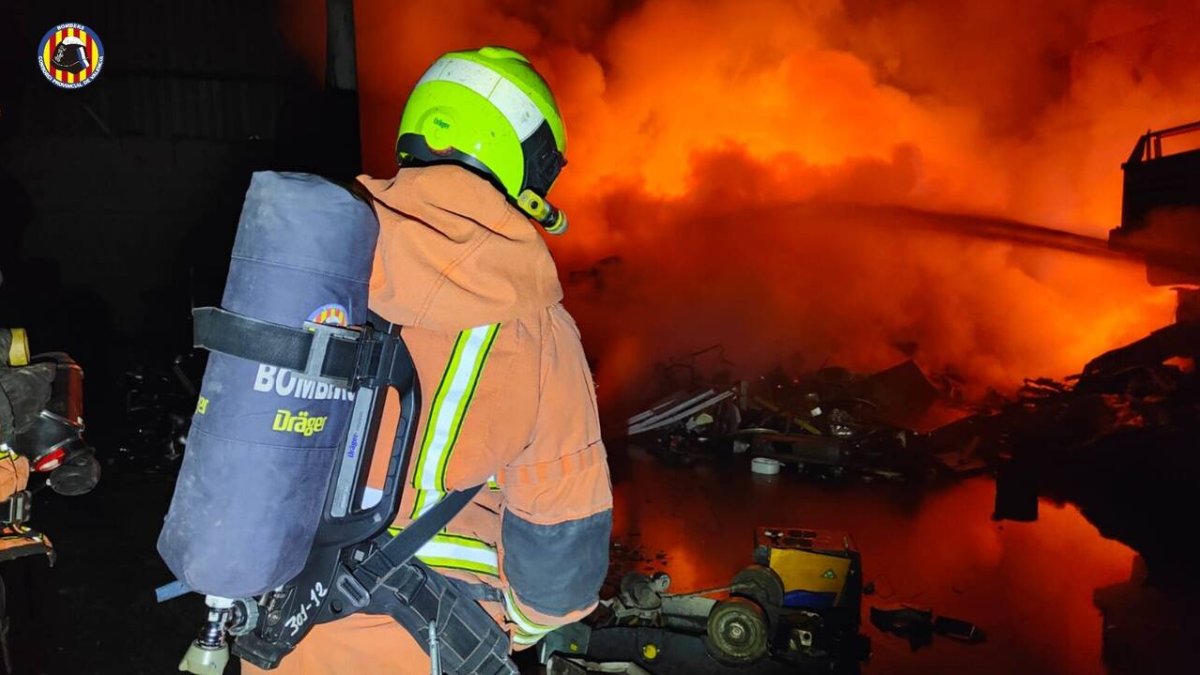 Bomberos actuando sobre el incendio de Quart de Poblet