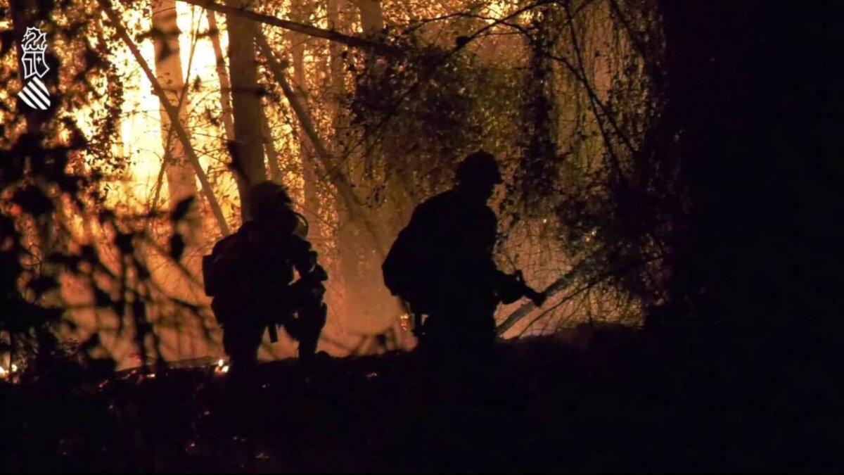 Bomberos en el incendio.