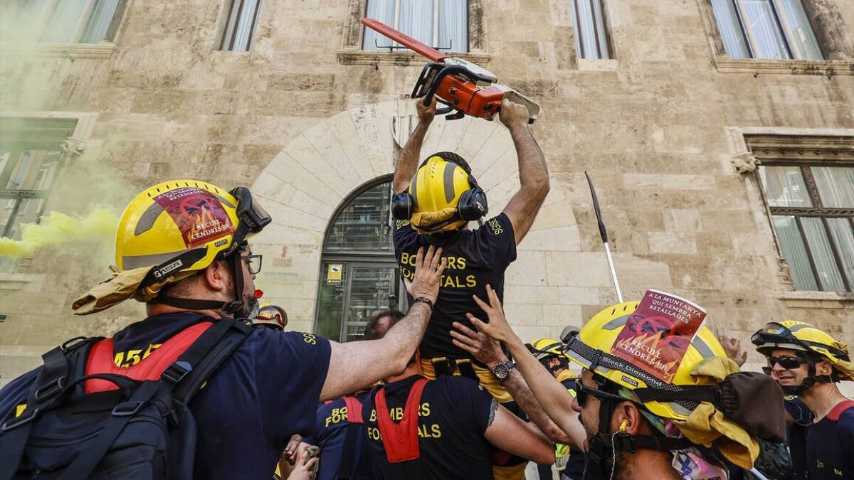 Bomberos forestales de la Generalitat valenciana frente al Palau de la Generalitat.