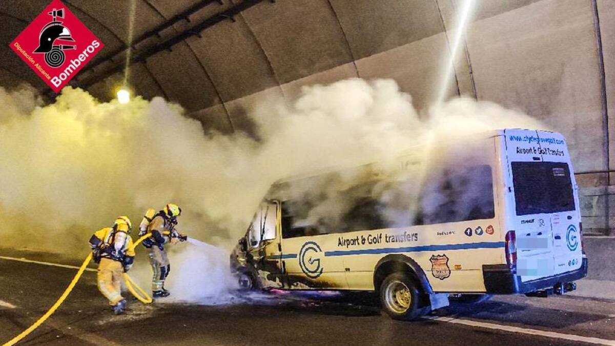 Furgoneta incendiada en el túnel de la AP-7.