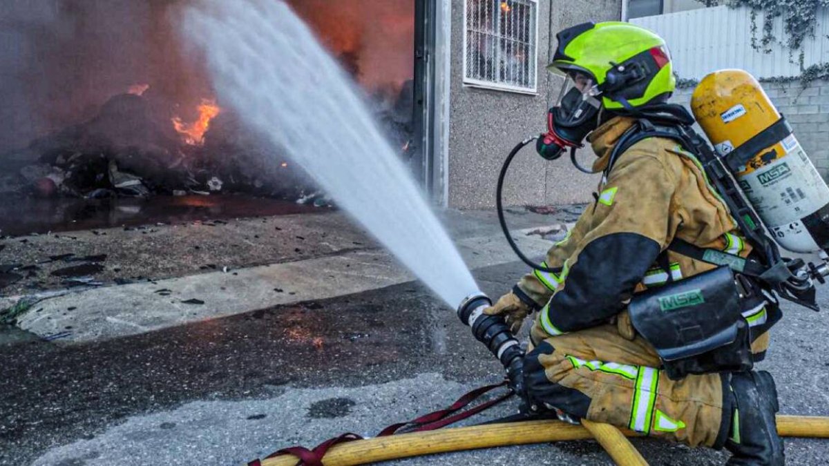 Los bomberos durante las labores de extinción del fuego