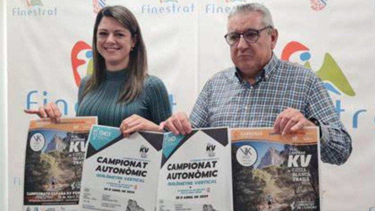 Beatriz Quintillán, edil de deportes junto al director técnico de la carrera, Romualdo Doménech durante el acto de presentación de la prueba.