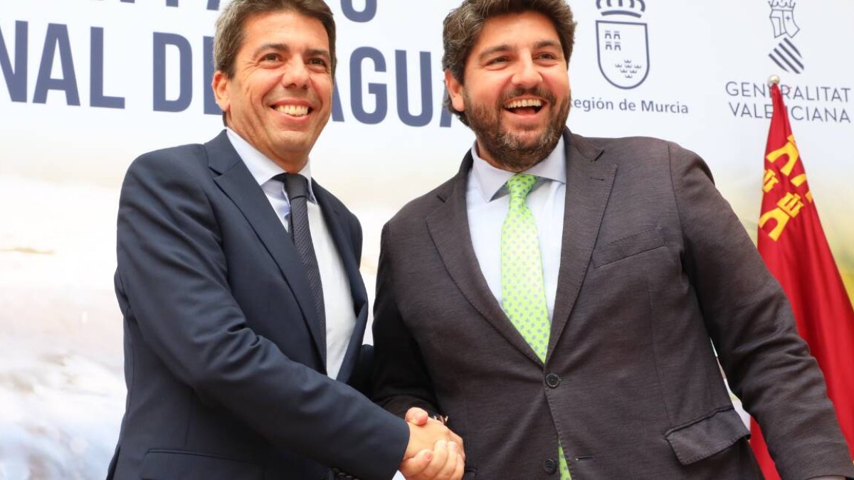 Carlos Mazón y Fernando López Miras durante la firma del manifiesto por el Pacto Nacional del Agua