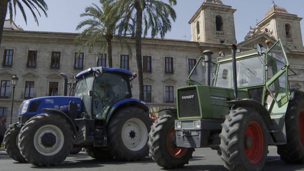 Tractorada frente a la Delegación del Gobierno en València, procedente de Meliana