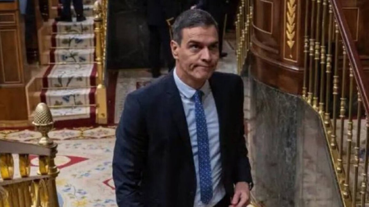 Sánchez sale del hemiciclo con cara desencajada