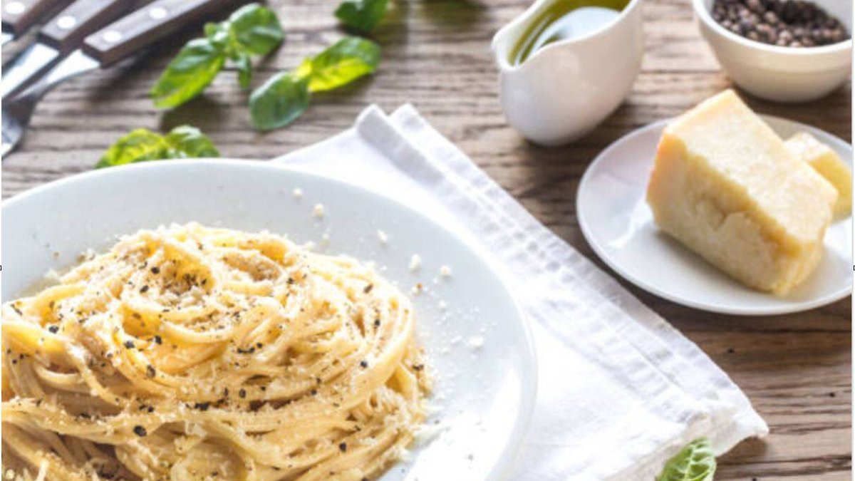 Espaguetis cacio e pepe