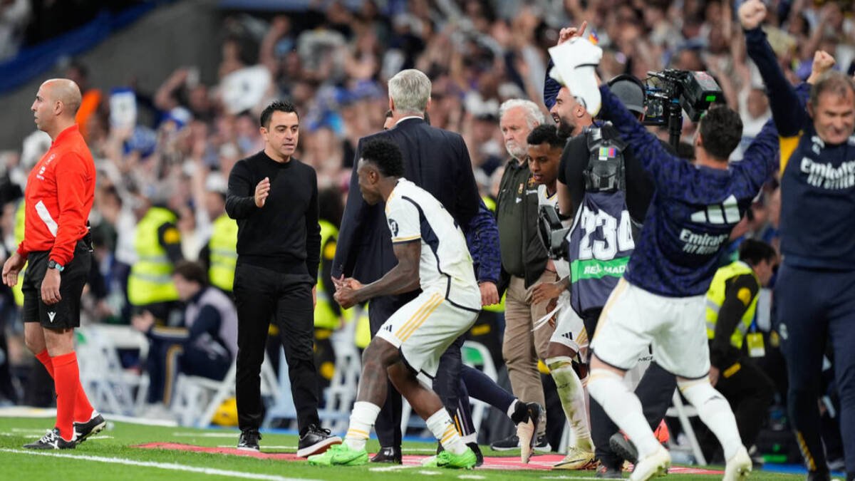 Xavi Hernández, felicitando a Ancelotti justo cuando el clásico finalizada.