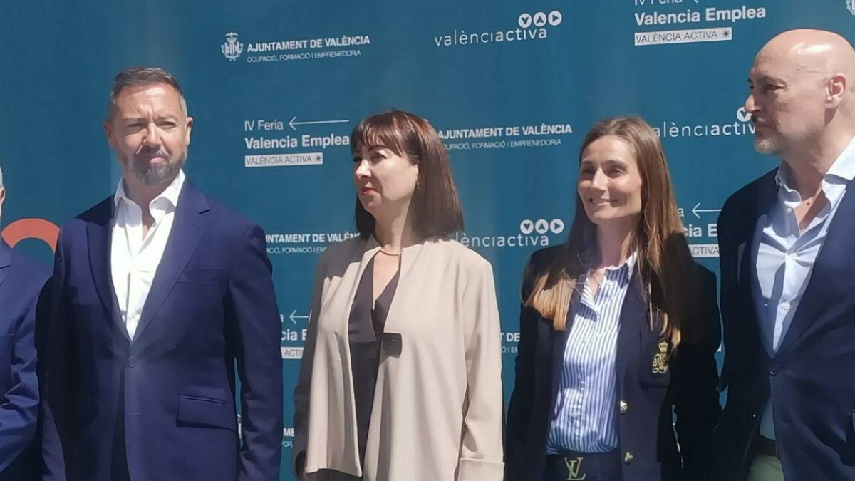 El portavoz de Vox en el Ayuntamiento de València, Juanma Badenas (primero izquierda), y la concejala Cecilia Herrero (segunda derecha) , en la inauguración de 'València Emplea'.