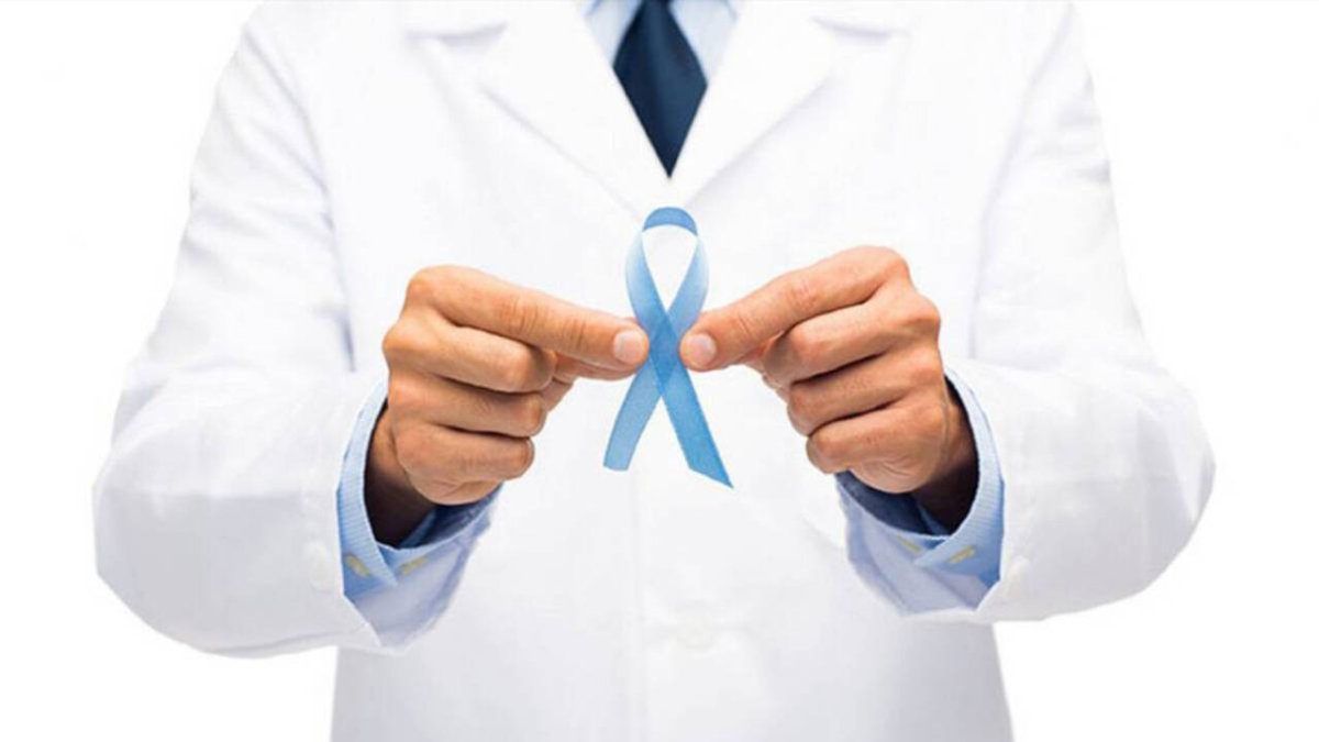 Imagen de un lazo azul, le símbolo del cáncer de próstata, en manos de un médico