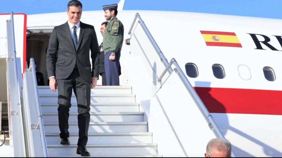 Pedro Sánchez baja del Falcon