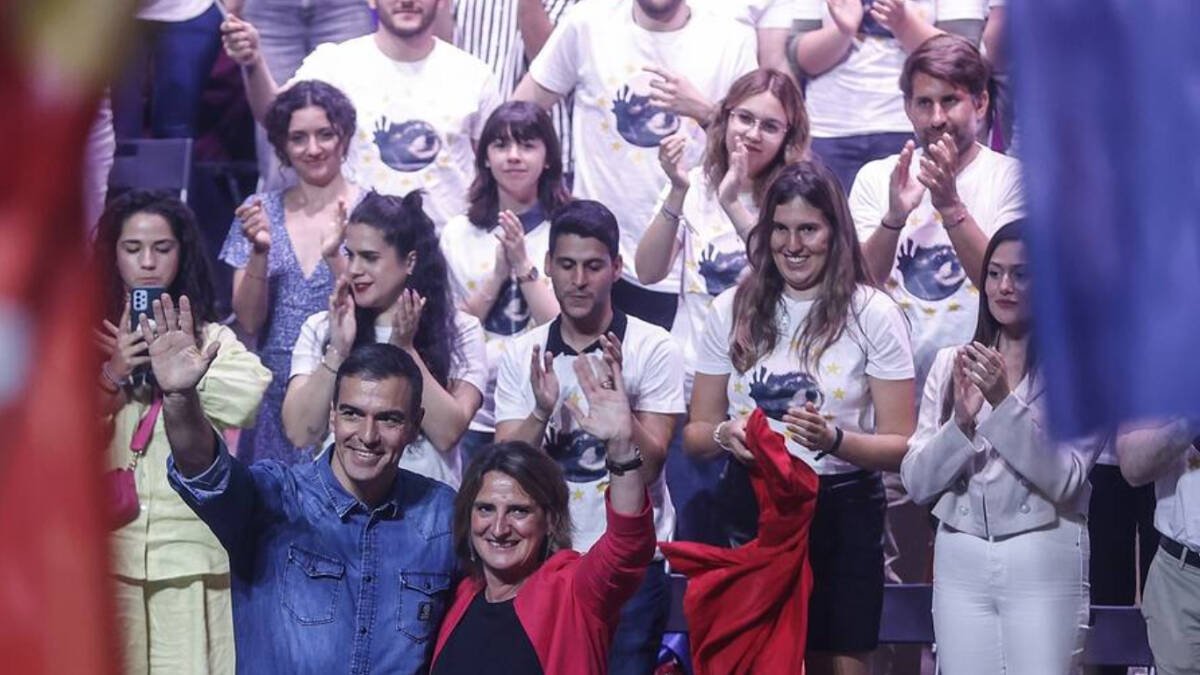 Jóvenes con la camiseta de Pedro el mapache en el mitin de Teresa Ribera y Pedro Sánchez.