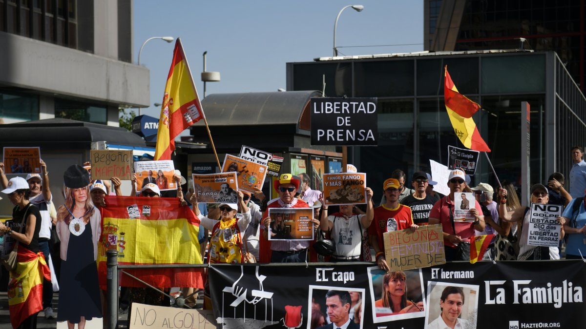 Manifestantes durante la llegada a los juzgados de Plaza Castilla de Begoña Gómez para declarar ante el juez Peinado.