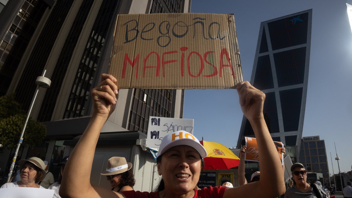 Manifestantes durante la llegada a los juzgados de Plaza Castilla de Begoña Gómez