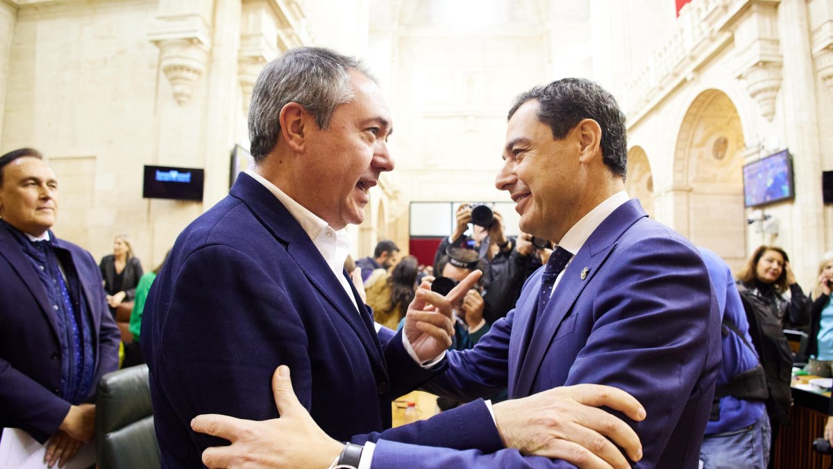 El secretario general del PSOE-A, Juan Espadas, saluda al presidente de la Junta, Juanma Moreno, en el Pleno del Parlamento andaluz-