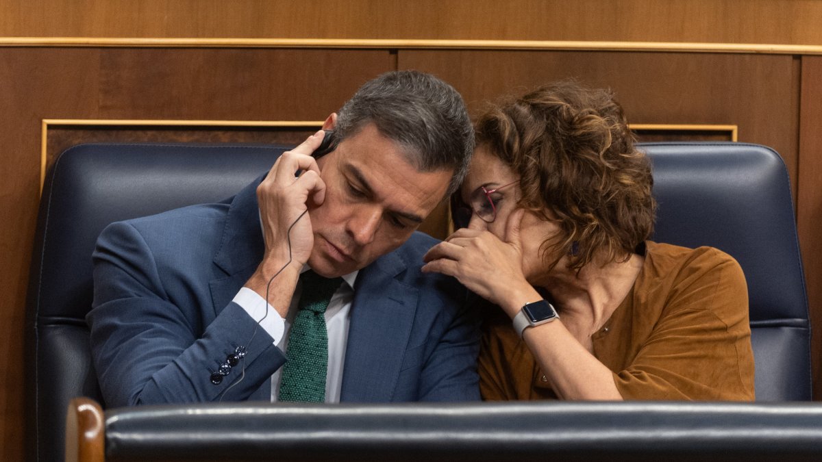 El presidente del Gobierno y líder del PSOE, Pedro Sánchez, y la vicepresidenta primera y ministra de Hacienda, María Jesús Montero.