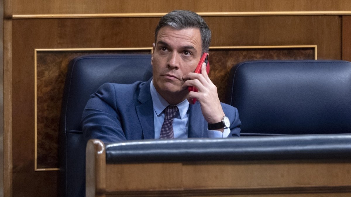 Pedro Sánchez habla por el teléfono en una sesión en el Congreso de los Diputados.